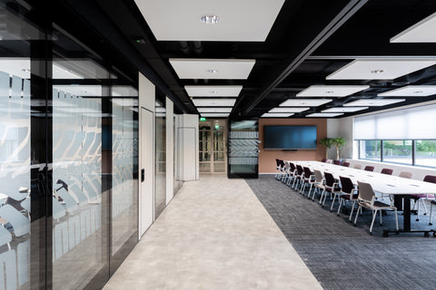 Vergaderzaal met systeem plafond 